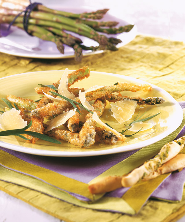 Asparagi fritti allo Sbrinz DOP e dragoncello con grissini ai pistacchi