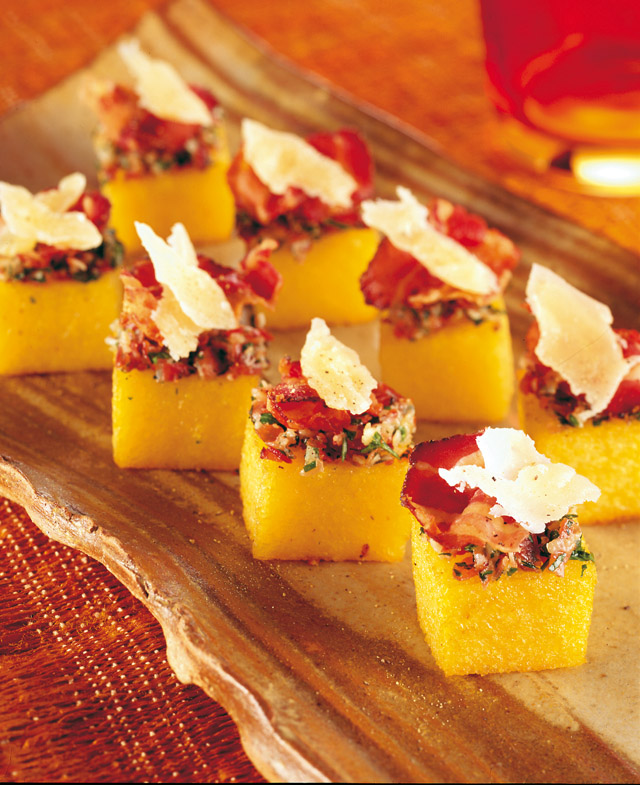 Cubetti di polenta con pancetta affumicata e Sbrinz DOP