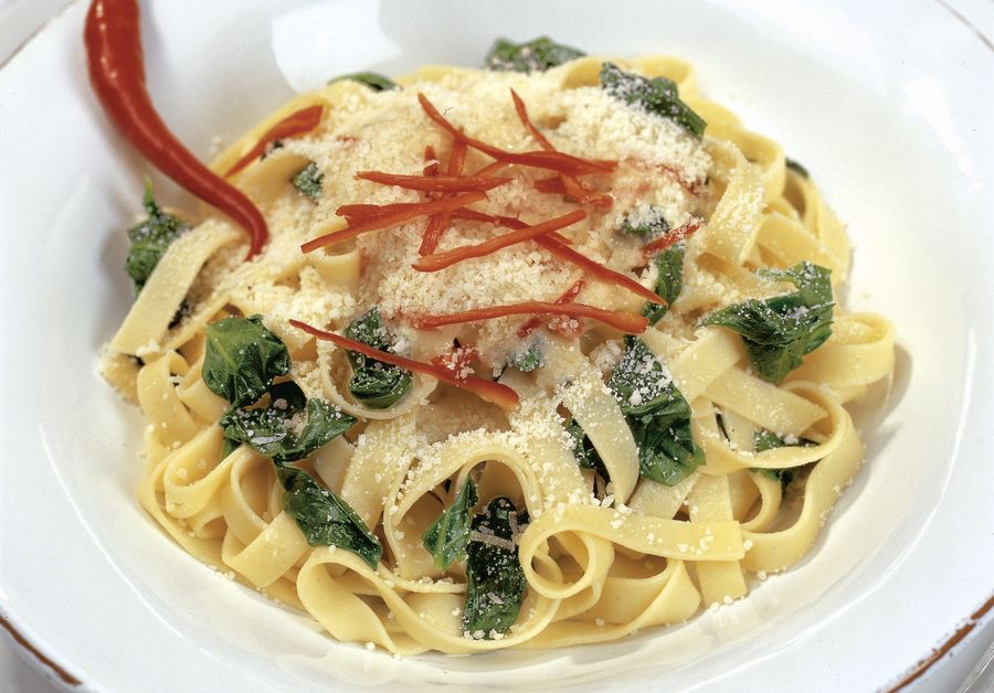 Tagliatelle agli spinaci con peperoncino e Sbrinz DOP