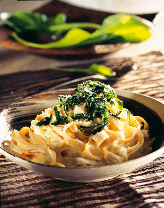 Tagliatelle con fonduta e sauté di bietole all'aglio