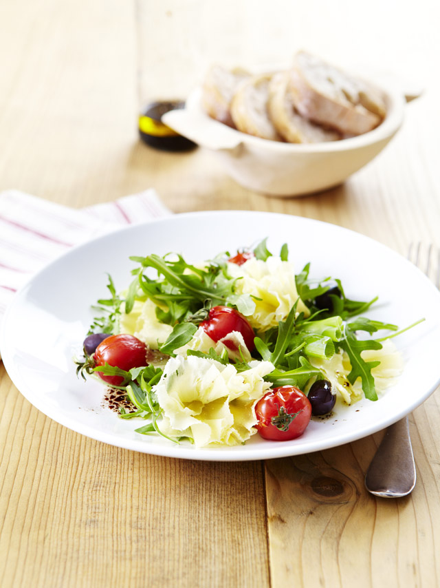 Insalata di Tête de Moine DOP con rucola e pomodori ciliegini