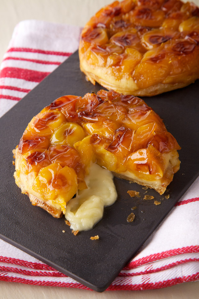 Le Tarta Tatin di prugne caramellate con miele di montagna e Etivaz DOP