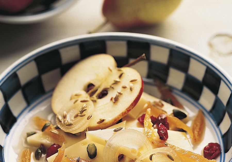 Formaggio marinato con frutta e pistacchi