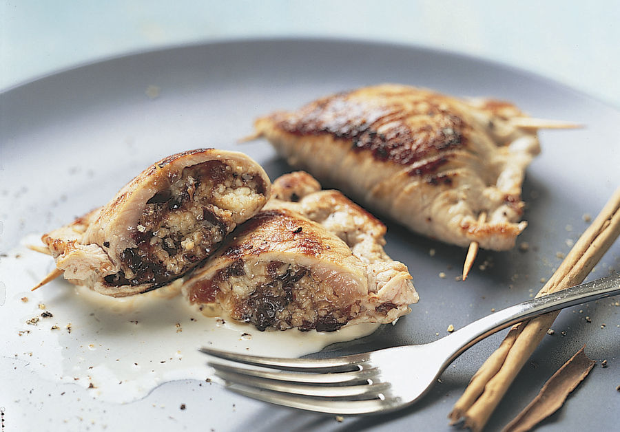 Involtini di vitello farciti di Gruyère DOP e prugne secche, con salsa alla cannella