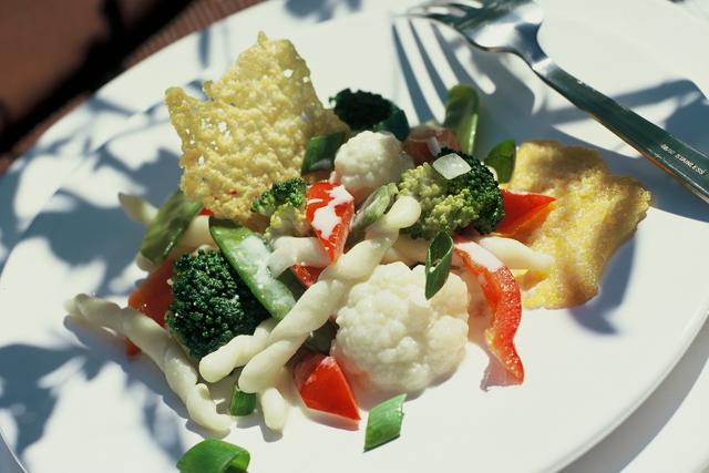 Strozzapreti con verdura al wasabi e chips di Emmentaler svizzero DOP