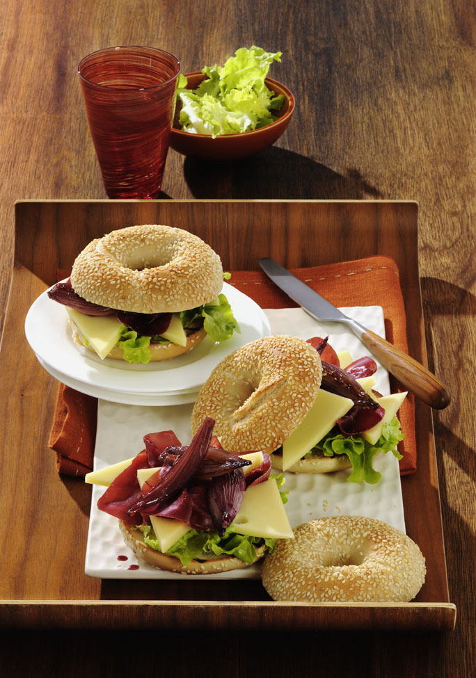 Bagel all’Appenzeller® con scalogni al vino rosso