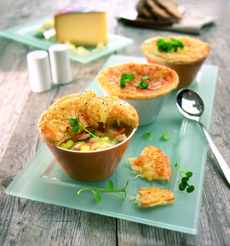 Zuppa con coperchio pasta sfoglia