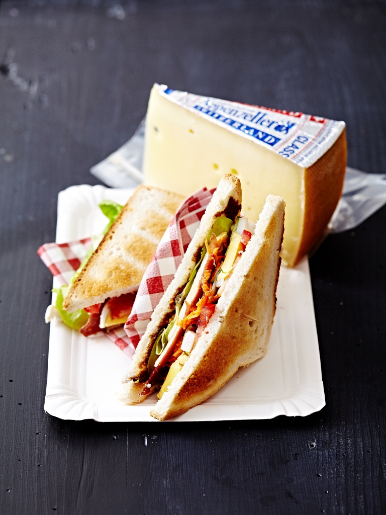 Club-sandwich rossocrociato con Appenzeller® e carne secca dei Grigioni