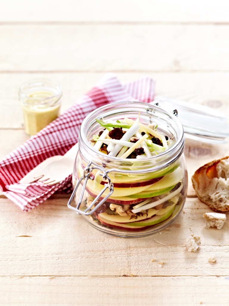 Insalata Waldorf all’Emmentaler DOP, con salsa allo yogurt profumata al curry