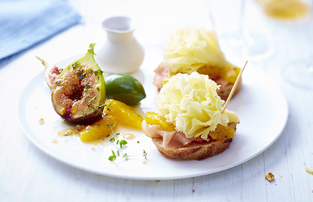 Tartine al Tête de Moine DOP con vitello, fichi e arance caramellate al miele e timo