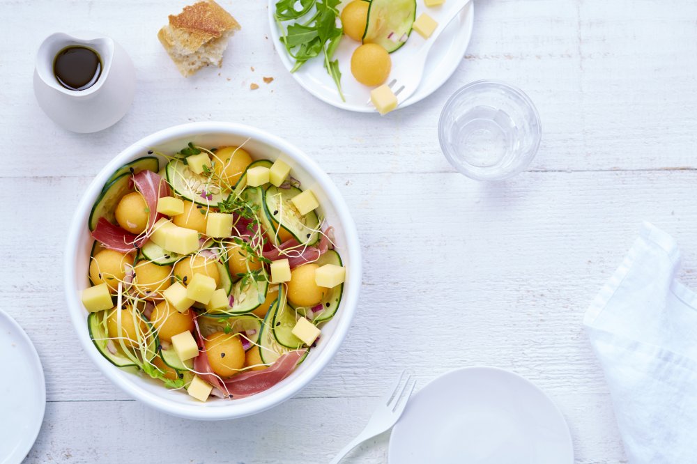 Insalata estiva con melone, prosciutto, cetriolo e Le Gruyère d’alpage DOP