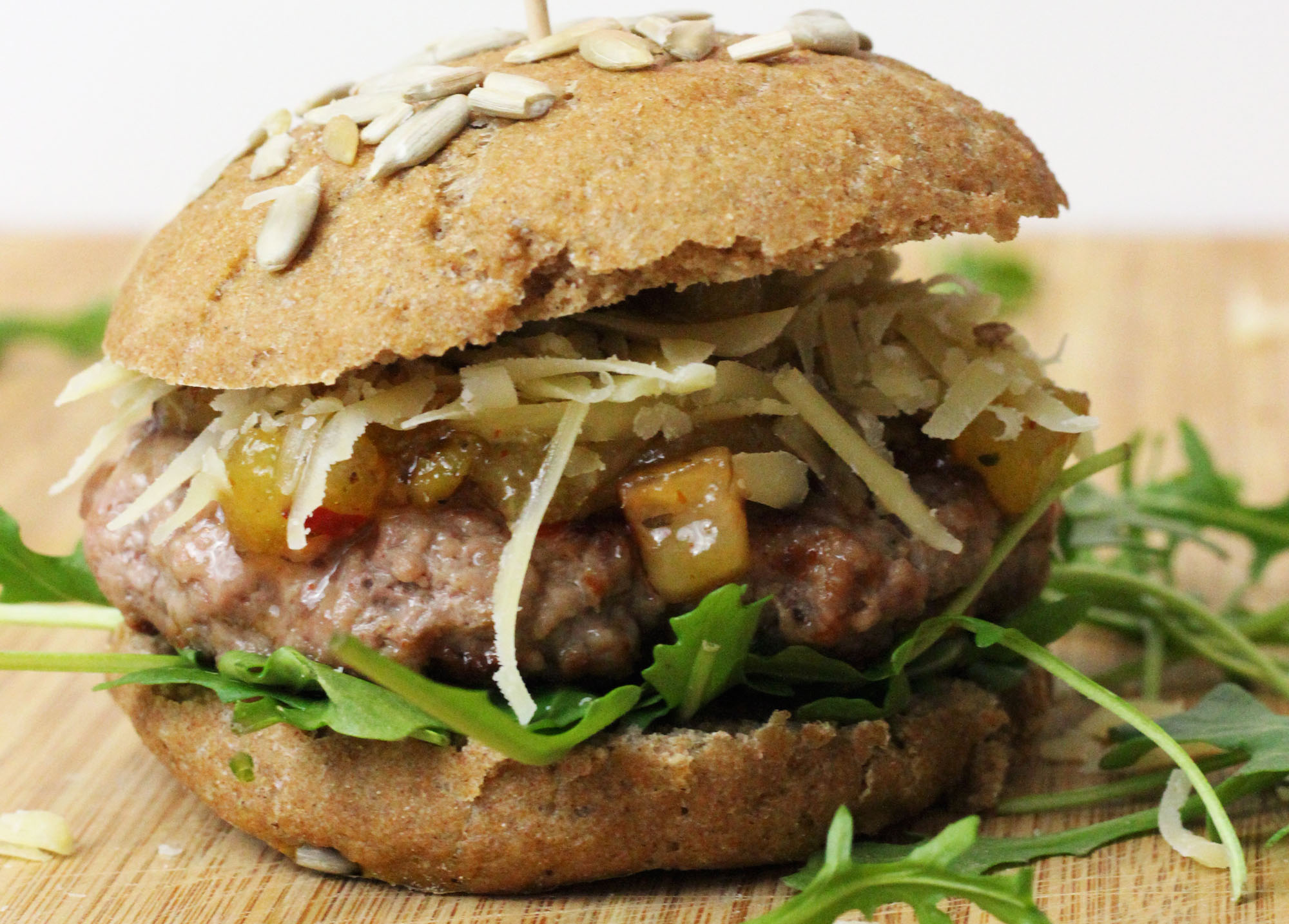 Burger con Sbrinz DOP e chutney alle pere