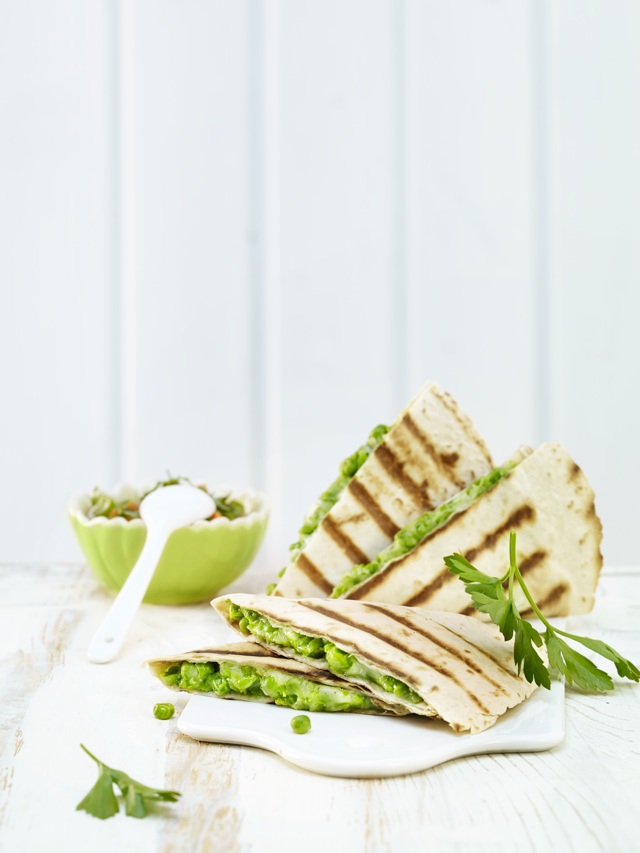 Quesadilla ai piselli con salsa di carote