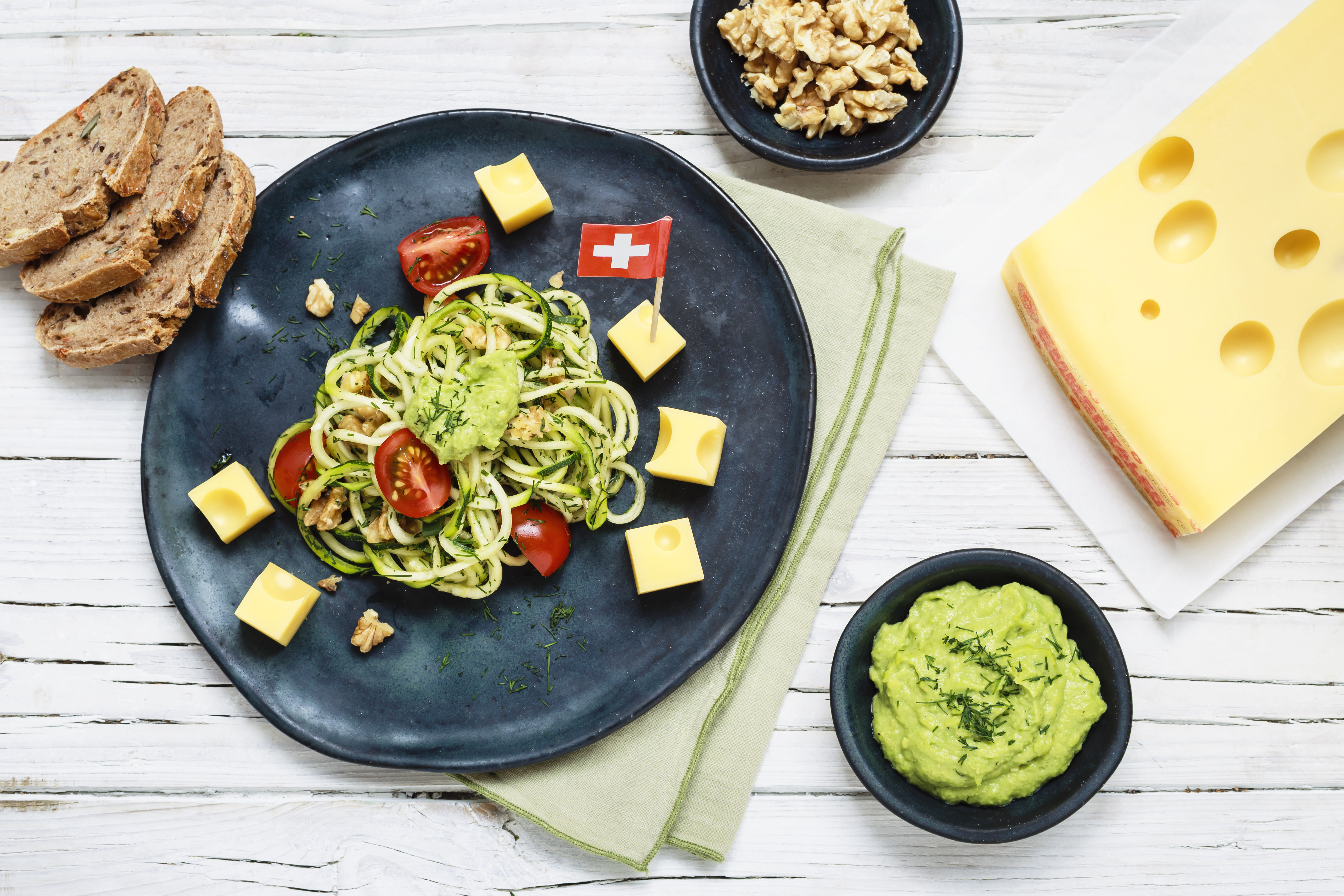 Spaghetti di zucchine con crema all’avocado e Emmentaler svizzero DOP