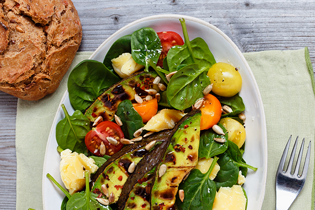 Insalata di spinaci con pomodorini colorati avocado grigliato e Sbrinz DOP