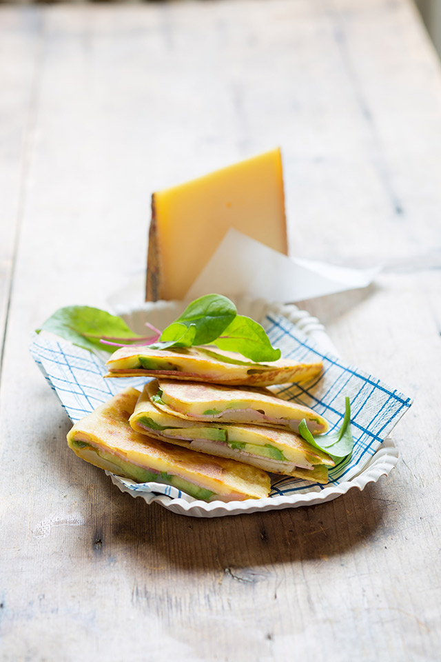 Tortillas di mais farcite con prosciutto, avocado e Le Gruyère DOP