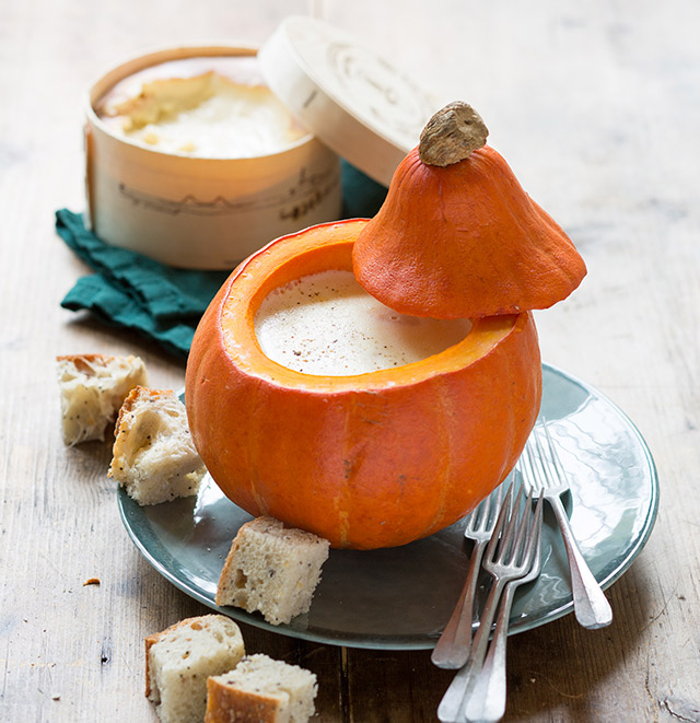 Fondue con Vacherin Mont-d’Or AOP nella zucca