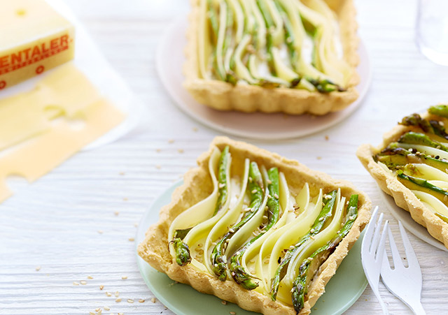 Crostatine con Emmentaler DOP, asparagi verdi, sesamo e  zenzero