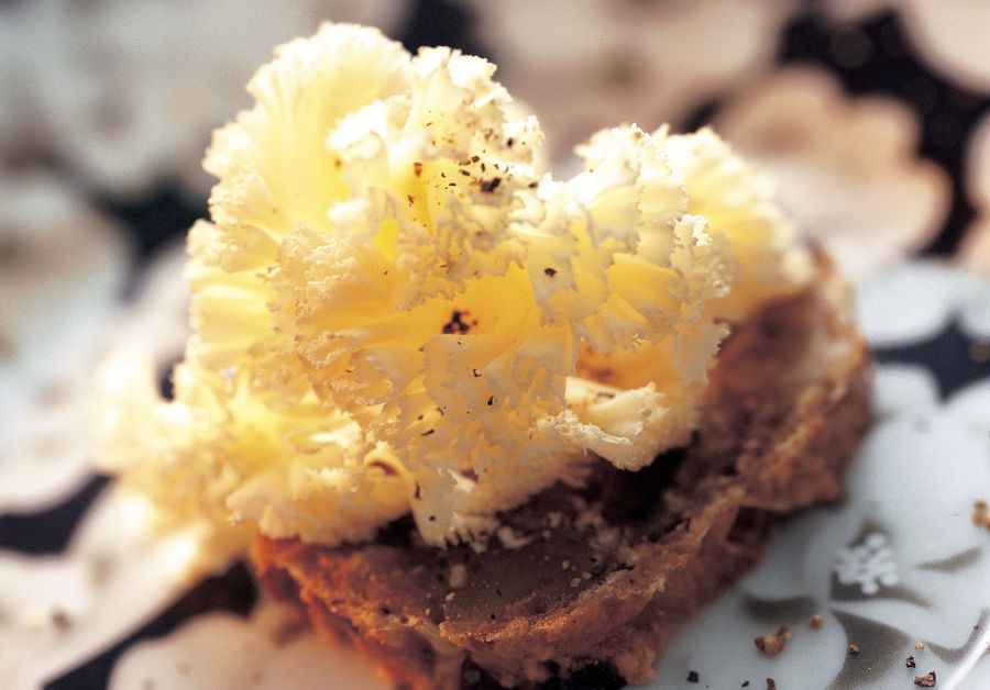 Rosette di Tête de Moine con pane alla frutta